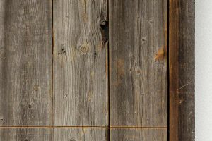 barnwood-houten-garagedeur-geïntegreerd-in-de-wand-4