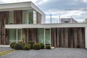 barnwood-houten-garagedeur-geïntegreerd-in-de-wand1